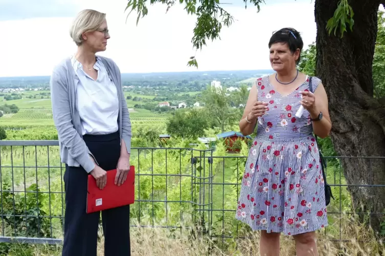 Staatssekretärin Simone Schneider (links) und Beigeordnete Waltraud Blarr.