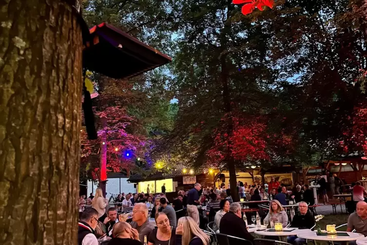 Stimmungsvoller Platz im Wald: Besucher schätzen die Atmosphäre des Festes. 