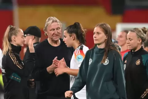 Deutsche Fußballerinnen und Horst Hrubesch