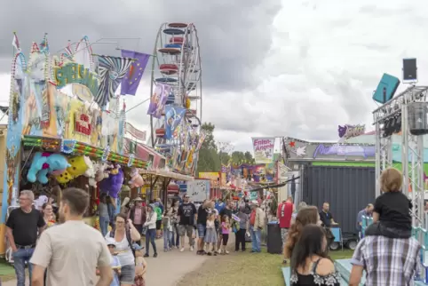 Blick aufs Webenheimer Bauernfest mit dem Riesenrad und Ständen. Seit 104 Jahren gibt es das Volksfest und zählt seit Jahren zum