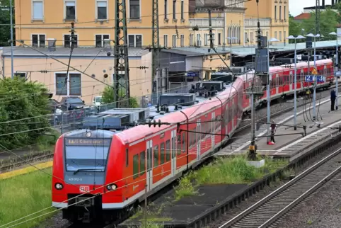 Die S-Bahn fährt ab Dienstag wieder planmäßig im Halbstundentakt von Mannheim über Neustadt (Foto) nach Kaiserslautern. 