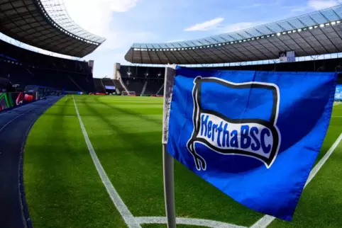 Wappen von Hertha BSC auf Eckfahne