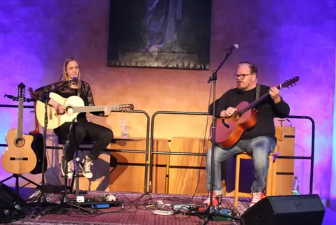 Beseelte Songs: das Duo Jule Malischke und Don Ross beim Gastspiel in Bobenheim-Roxheim.