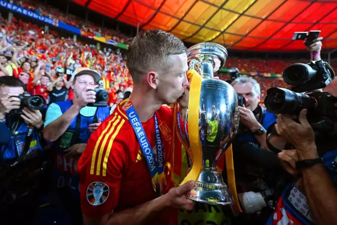 Küsse für den Pokal: der Leipziger Dani Olmo.