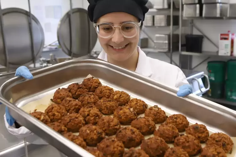 Milane Kühnel präsentiert ihre Bean Balls. 