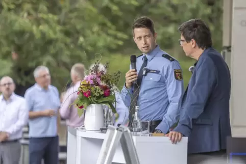  Nicolai Zöller, Leiter der Polizeiinspektion Zweibrücken, berichtet beim Sommerempfang mit Oberbürgermeister Marold Wosnitza (r