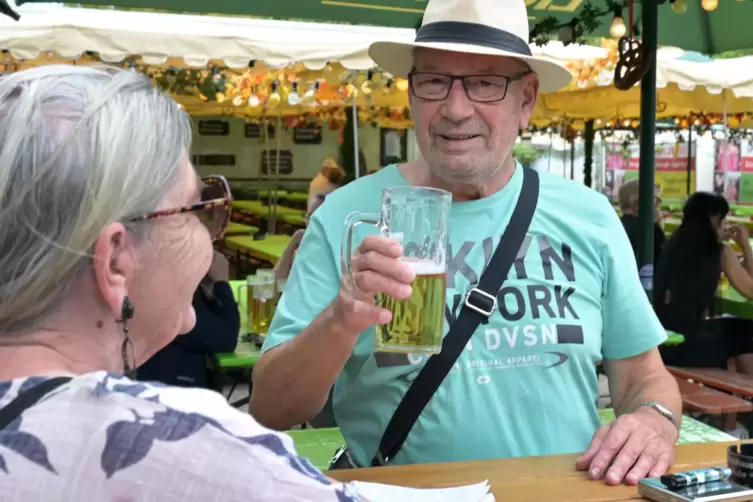 Froh, noch jedes Jahr mitfeiern zu können: Roland Kern im Gespräch mit Ellen Korelus-Bruder auf dem Brezelfest.