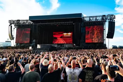 Rockfans, so weit das Auge reicht: AC/DC-Publikum am Samstag auf dem Hockenheimring.