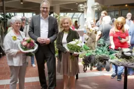 Bei der Ausstellungseröffnung: Dorothea Hafer, Vorsitzende des Vereins Kultur und Kunst Leinsweiler e. V, Landrat Dietmar Seefel