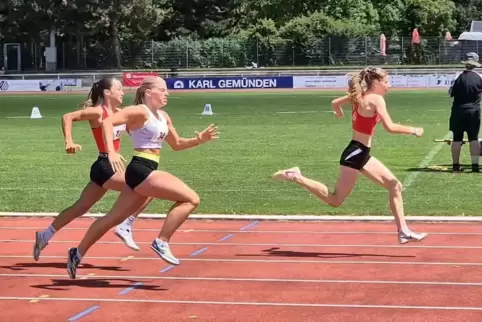 Vize-Landesmeisterin der U20 über 100 und 300 Meter: Sophie Endler vom LAC Pirmasens im weißen Shirt.