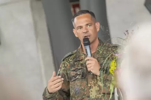 Oberstleutnant Oliver Henkel, Kommandeur des Fallschirmjägerregiments 26, berichtet im Rosengarten aus der Arbeit seiner Kamerad