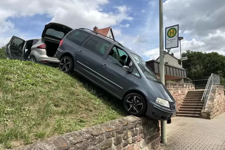 Vom Pfosten gebremst: Unfallwagen in Neuleiningen. 