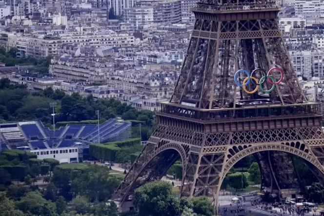 Am Eiffelturm kämpfen die Beachvolleyballer um Edelmetall.