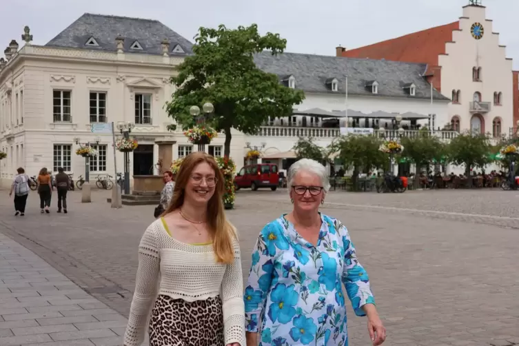 Laura Hess (l.) und Heike Mack freuen sich auf viele Frauen* bei „Ladies walking & talking“