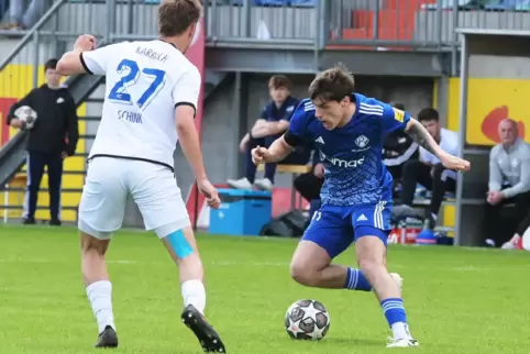 Verletzt: FKP-Angreifer Marc Ehrhart (in Blau).
