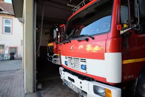 Fast Millimetersache: das Einparken der Feuerwehrfahrzeuge in der Halle in Kusel.