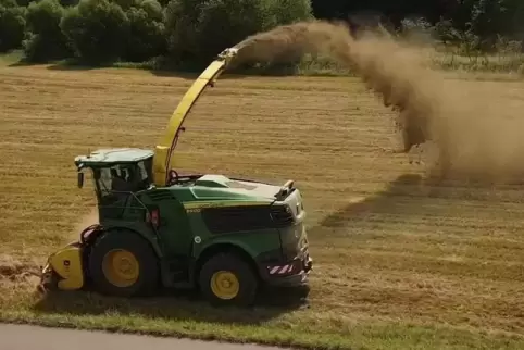 Mit Häckslern (hier eine Maschine auf einem Feld bei Zweibrücken) haben John-Deere-Mitarbeiter das beim Hochwasser verschmutze G