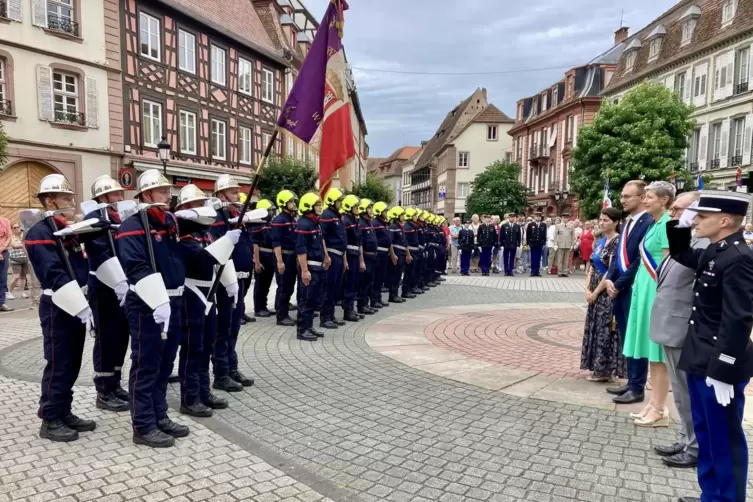 Bürgermeisterin Sandra Fischer-Junck (im grünen Kleid) nimmt die Parade der Weißenburger Feuerwehr ab.