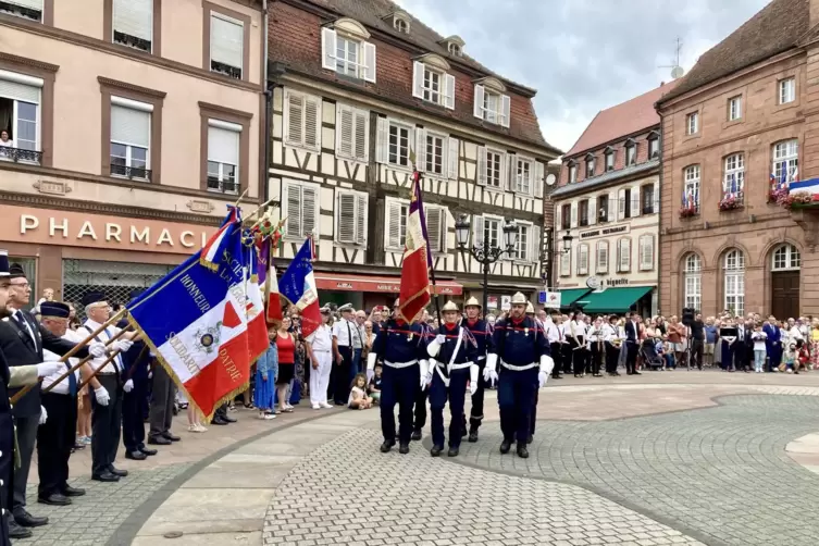 Die Veteranenverbände durften bei der Zeremonie auf dem Platz vor dem Rathaus nicht fehlen. 