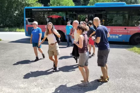 Nicht nur Senioren, auch junge Leute haben zum Start des neuen Nahverkehrsangebots den Bus ins Finsterbrunnertal genommen. 