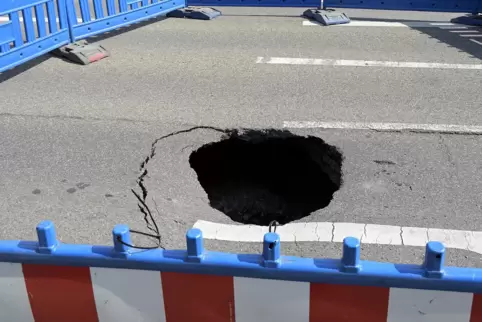 Am Sonntag tat sich ein gähnendes Loch in der Maudacher Straße auf. 