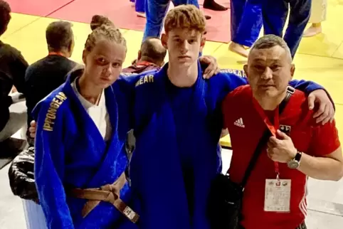 Maxima Zink, Leon Hermann und HHG-Trainer Aydin Kempirbaev (von links) in der Judohalle in Almaty, Kasachstan.