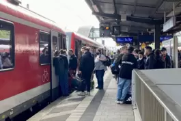 Der Rheintal-Express (hier in Neustadt) war vor zwei Jahren stark von 9-Euro-Ticket-Nutzern frequentiert. Auf der selben Route f