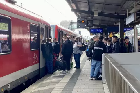 Der Rheintal-Express (hier in Neustadt) war vor zwei Jahren stark von 9-Euro-Ticket-Nutzern frequentiert. Auf der selben Route f