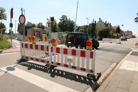 Was kratzt mich die Vollsperrung des Bahnübergangs in der Weinstraße, scheint der Fahrer dieses Wagens zu denken. Er ist einer v