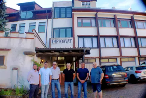 Vor der ehemaligen Diplomat-Schuhfabrik stehen (von links) Waldemar Blum, Sergej Lutz, Klaus Germann, Wolfgang Wangler, Juri Ale
