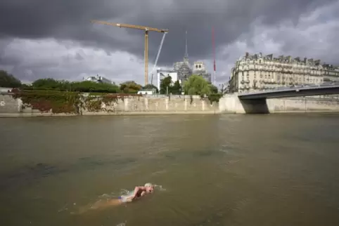 Der amerikanische Journalist Joel Stratte-McClure schwimmt im Juli, kurz vor Olympia, in der Seine.