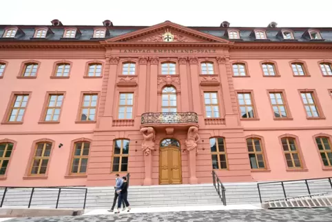 Die Abgeordneten im Mainzer Landtag bestimmen, wie lange Übergangsgeld an ehemalige Minister gezahlt wird. 