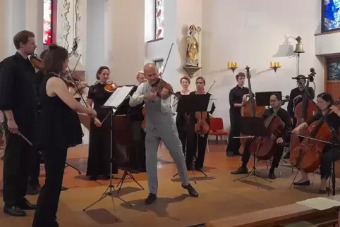  Ständig in Bewegung: Der international erfolgreiche Violinist Laurent Breuninger präsentierte sich in der Edith-Stein-Kirche al