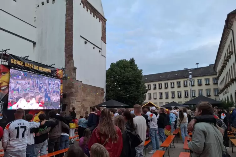 Gut besucht: die Erkenbertruine beim Auftaktspiel Deutschland gegen Schottland. 