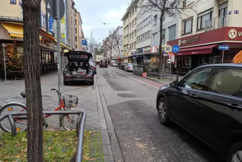 Die Frage, wie der Verkehr durch die Fressgasse fließen soll, beschäftigt die Politik seit Jahren.