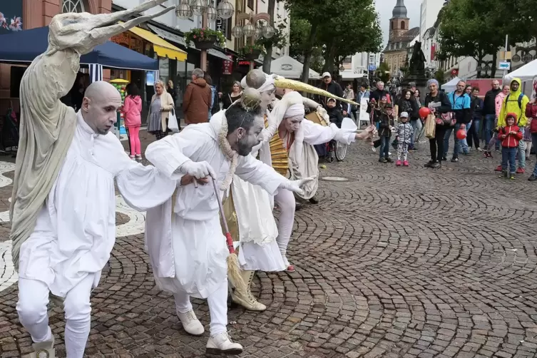 Der Schloßplatz wird auch in diesem Jahr von künstlerischen Gruppen bespielt. 