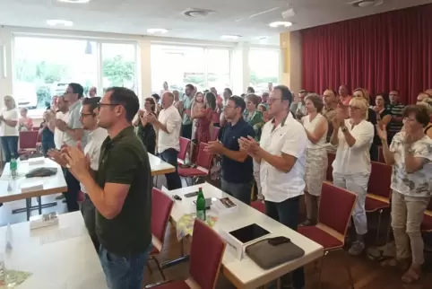 Besucher der Sitzung und Ratsmitglieder applaudieren dem neuen Ortsbürgermeister Hans-Jürgen Kuntz und seinem Vorgänger Ulrich C