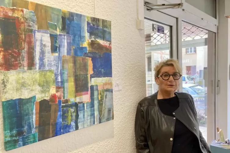 Cathy Schwartz leitet die Galerie in einem früheren Ladengeschäft mitten in Bitsch. An der Wand findet sich ein Werk der Bitsche