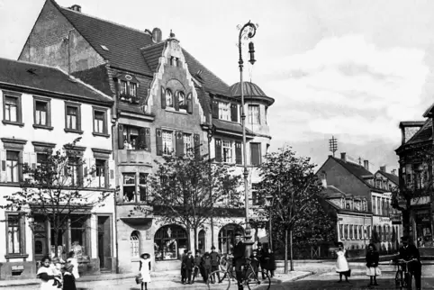  Das Jugendstilhaus (Bildmitte) in der Pirmasenser Straße 44 auf einer Ansichtskarte aus dem Jahr 1912.