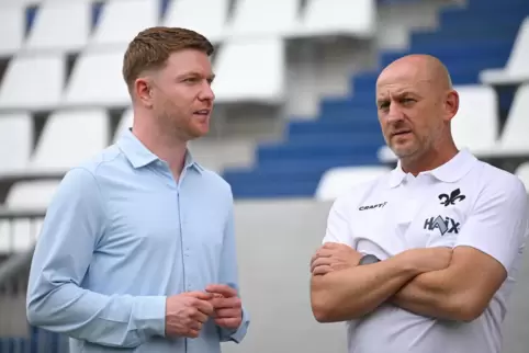 Paul Fernie (links), Sportdirektor, und Darmstadts Cheftrainer Torsten Lieberknecht unterhalten sich. 