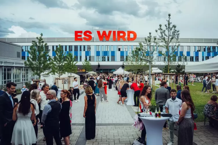 Beim Sommerfest wurden kühle Drinks und Streetfoord serviert. 