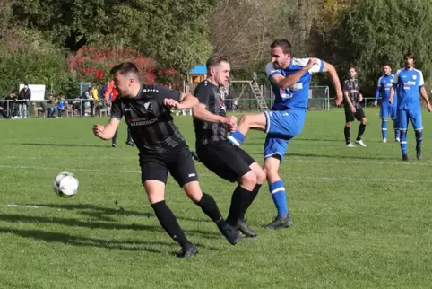 Der unglückliche Absteiger: Lukas Schwartz (blau) vom FV Heiligenstein gegen SG Limburgerhof.