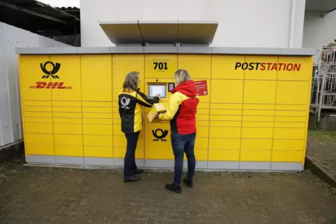 Die Station hat einen integrierten Briefkasten und Paketfächer. Marken können bargeldlos bezahlt werden. 