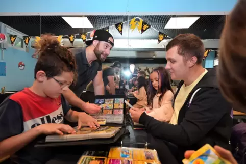 Pokémon: Im Jugendcafé West wird getauscht was das Zeug hält. Ruben Stritzinger (hinten links) hilft den Kindern.