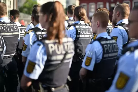 Polizisten sehen sich zunehmend Angriffen ausgesetzt – die mitunter tödlich enden. Das Bild zeigt trauernde Kollegen des bei ein