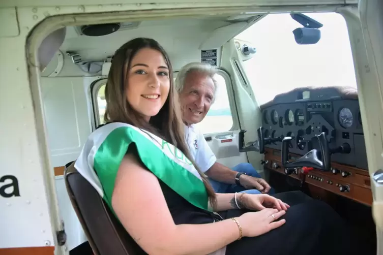 Kuseline Jil Biedinger mit Gerd Rudolph vom Flugsportverein Kusel i der Cessna.