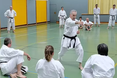 Dem Meister bei der Arbeit zusehen: Auf Einladung des Karateclubs Karate-Dojo-Kyohan Zweibrücken zum 30-jährigen Bestehen traini