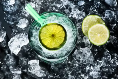 Cocktail mit Limettenscheibe