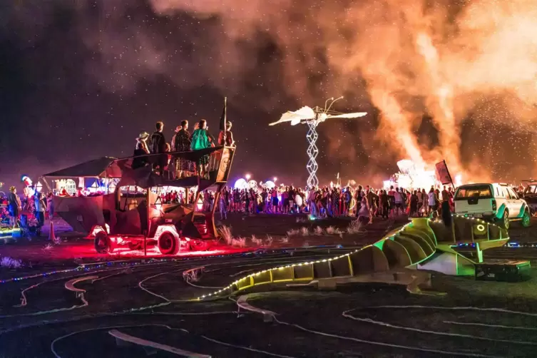 Ausgefallene Mutantenfahrzeuge, Feuer- und Lichtspektakel erweckten die Wüstenstadt jede Nacht zum Leben. 