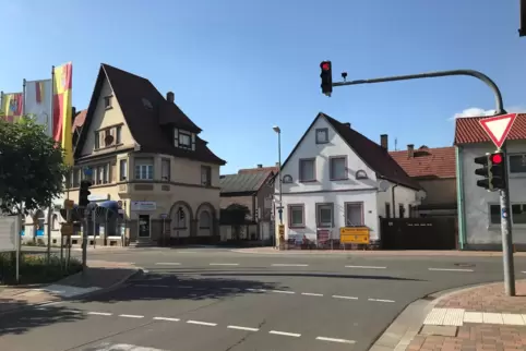 Unter anderem an der Einmündung der Rülzheimer- in die Hauptstraße ist der unbekleidete Mann gesichtet worden.